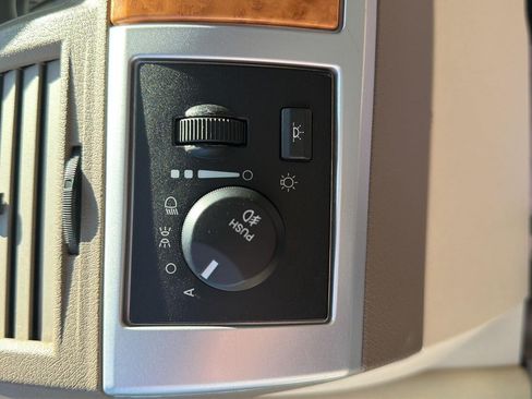 Used 2010 Chrysler Town & Country Limited w/ Entertainment Group #3 FWD image 15