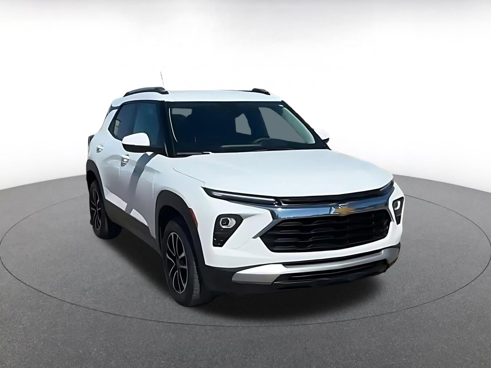 Used 2025 Chevrolet TrailBlazer LT w/ Driver Confidence Package AWD/4WD image 3