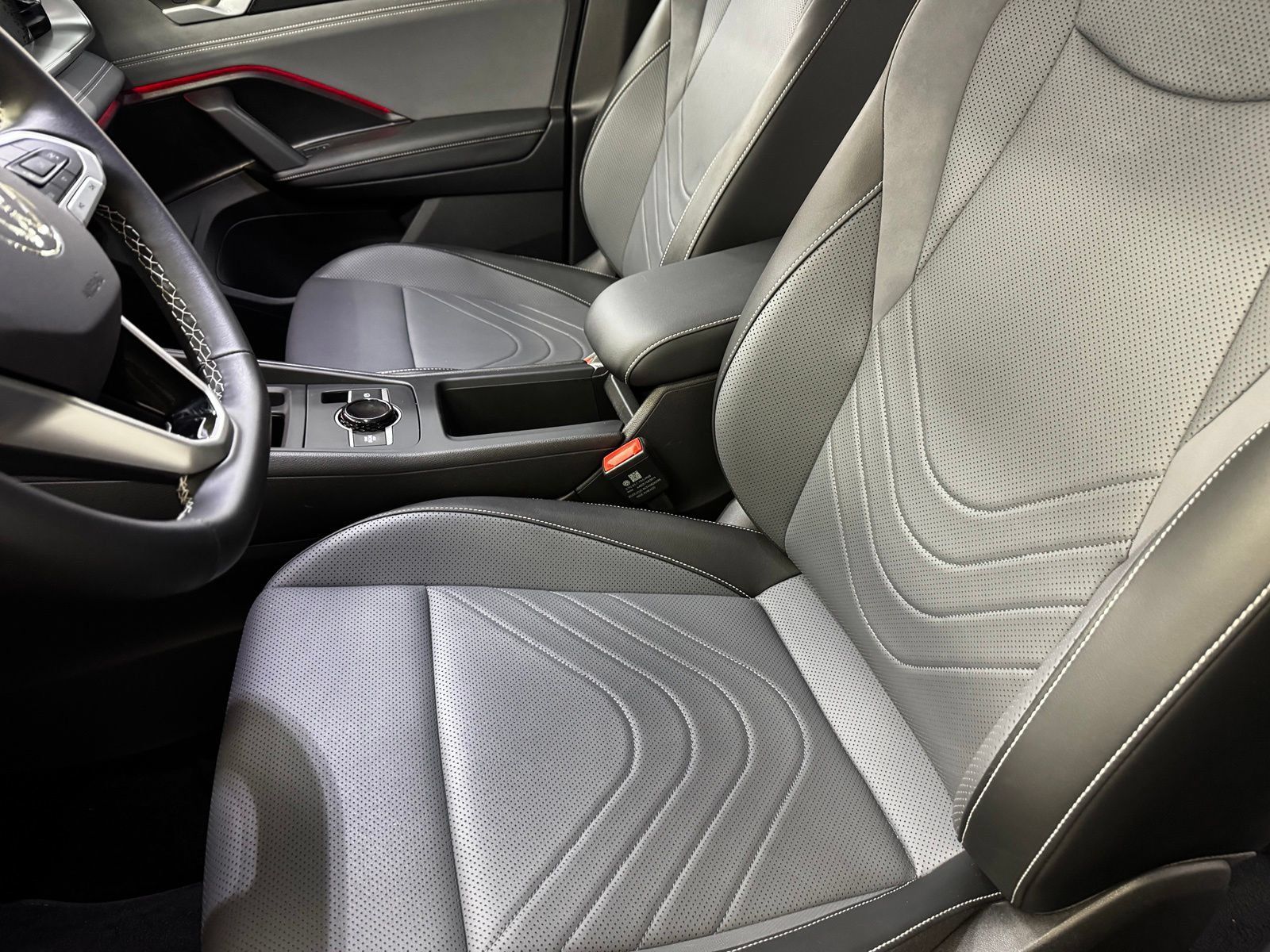 Used 2025 Volkswagen Tiguan SE AWD/4WD image 11