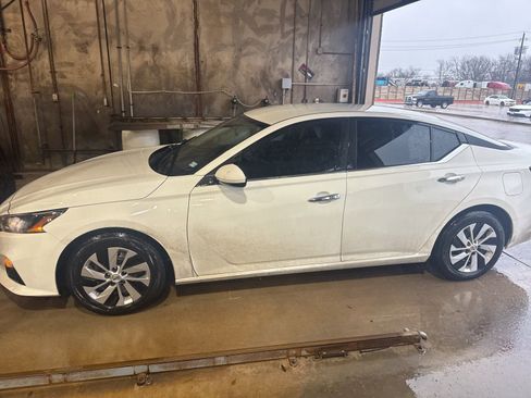 Used 2022 Nissan Altima 2.5 S image 2