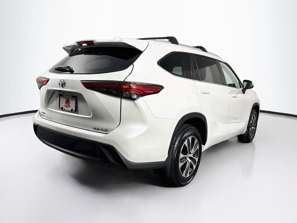 Used 2023 Toyota Highlander XLE AWD/4WD image 10
