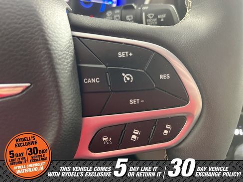 Used 2023 Chrysler Pacifica Touring-L FWD image 27
