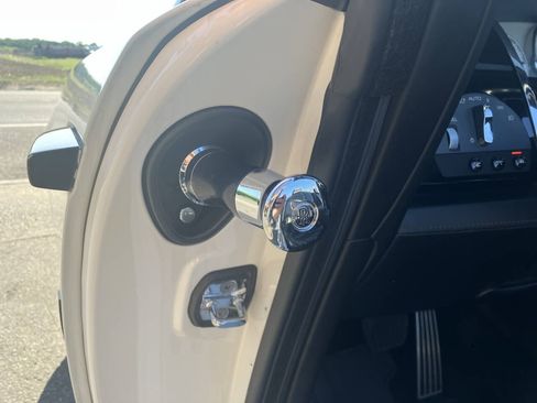 Used 2018 Rolls-Royce Dawn RWD image 30