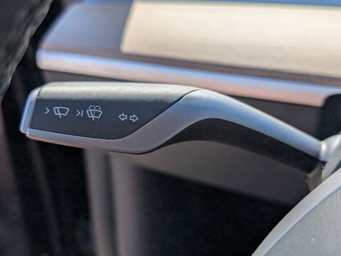 Used 2024 Tesla Model Y 2WD image 31