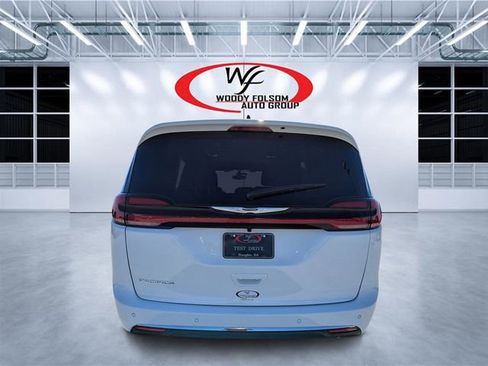 New 2026 Chrysler Pacifica Select image 4
