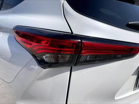 Used 2023 Toyota Highlander LE image 28