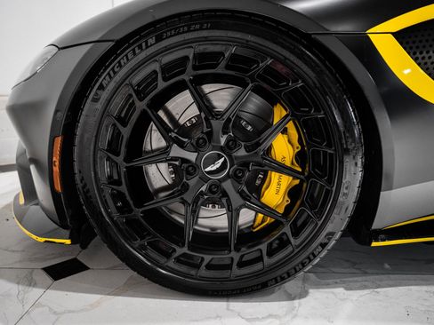 Used 2019 Aston Martin V8 Vantage Coupe image 4