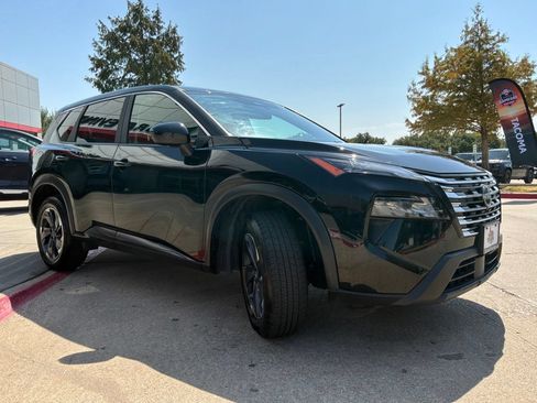 Used 2025 Nissan Rogue SV FWD image 4