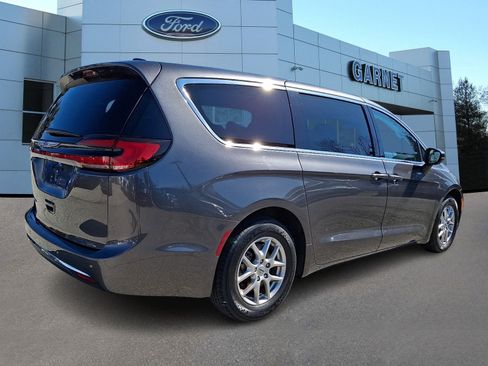 Used 2023 Chrysler Pacifica Touring-L FWD image 8