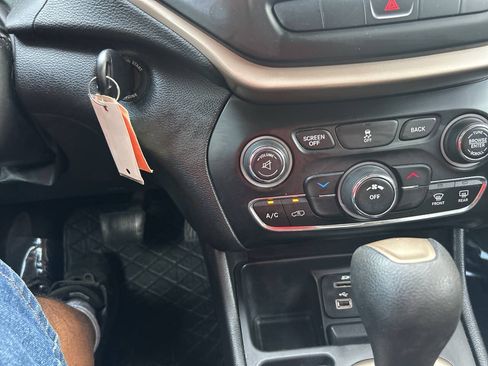 Used 2014 Jeep Cherokee Latitude FWD image 28