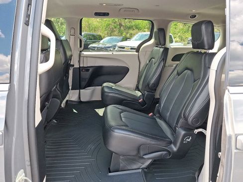 Used 2023 Chrysler Pacifica Touring-L FWD image 10