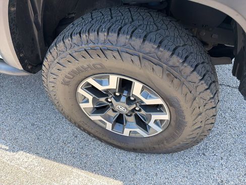 Used 2021 Toyota Tacoma TRD Off-Road image 4