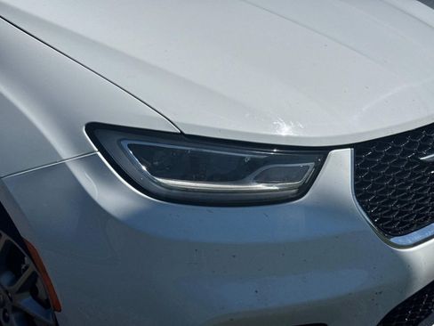 Used 2024 Chrysler Pacifica Touring-L FWD image 3