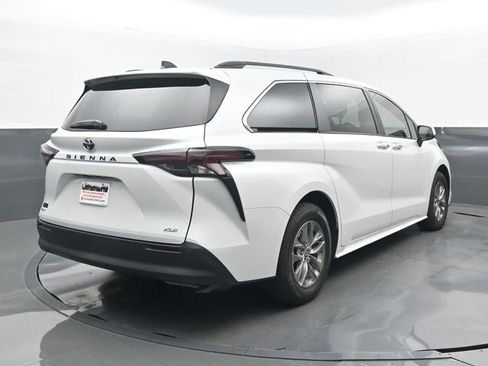 Used 2026 Toyota Sienna XLE FWD image 21