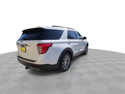 Used 2021 Ford Explorer XLT w/ Equipment Group 202A image 8