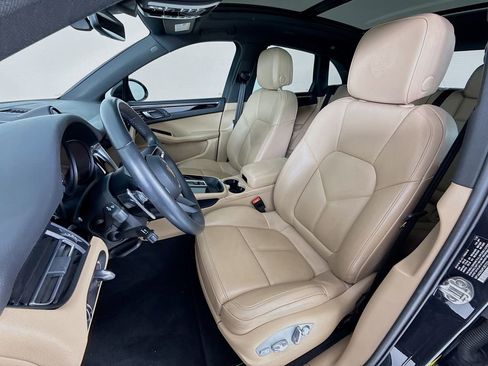 Certified 2023 Porsche Macan Turbo image 5