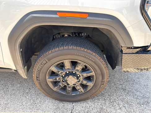 Used 2024 GMC Sierra 2500 AT4 w/ AT4 Premium Plus Package AWD/4WD image 6