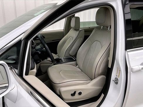 Used 2020 Chrysler Pacifica Limited image 8
