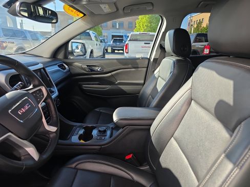 Used 2023 GMC Acadia SLT FWD image 2