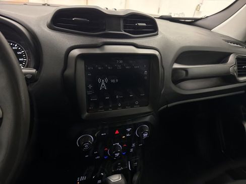 Used 2023 Jeep Renegade Latitude image 18