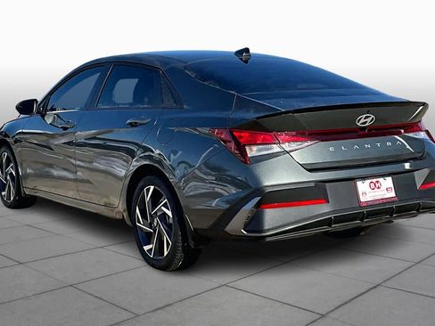 Used 2025 Hyundai Elantra Sport image 12