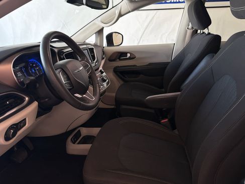Used 2023 Chrysler Voyager LX FWD image 10