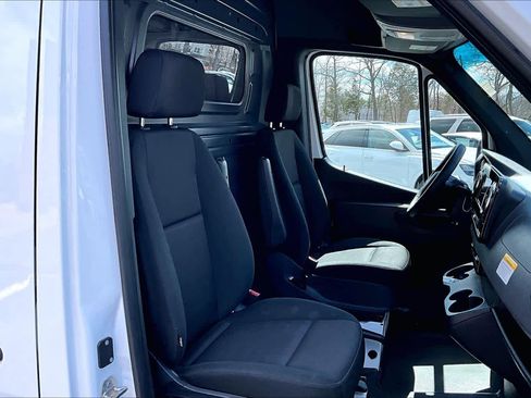 Used 2025 Mercedes-Benz Sprinter 2500 image 8