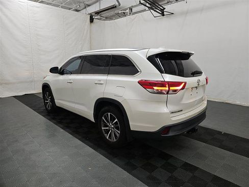 Used 2018 Toyota Highlander XLE AWD/4WD image 4
