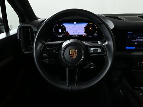 Used 2025 Porsche Cayenne AWD/4WD image 17