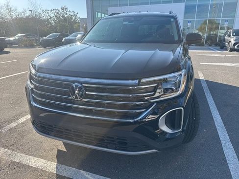 Used 2024 Volkswagen Atlas SE image 2