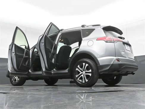 Used 2018 Toyota RAV4 LE FWD image 32