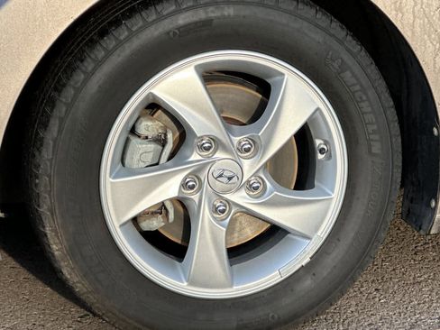 Used 2014 Hyundai Elantra SE image 24