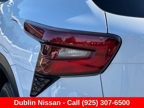 Used 2025 Chevrolet Trax RS FWD image 48
