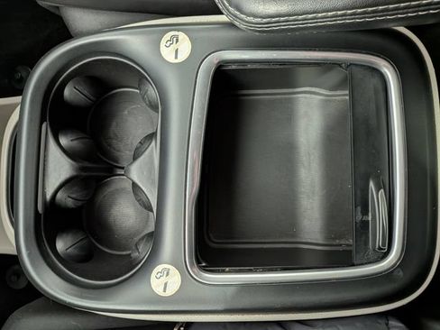 Used 2023 Chrysler Pacifica Touring-L FWD image 21