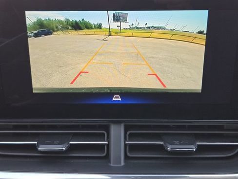 Used 2025 Chevrolet Trax LT FWD image 19