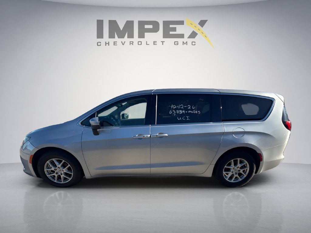 Used 2023 Chrysler Voyager LX FWD image 2