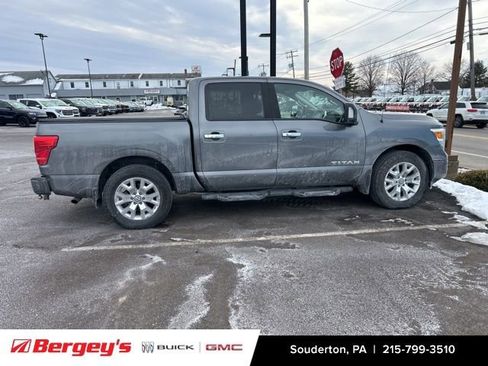 Used 2021 Nissan Titan SV w/ SV Convenience Package image 3