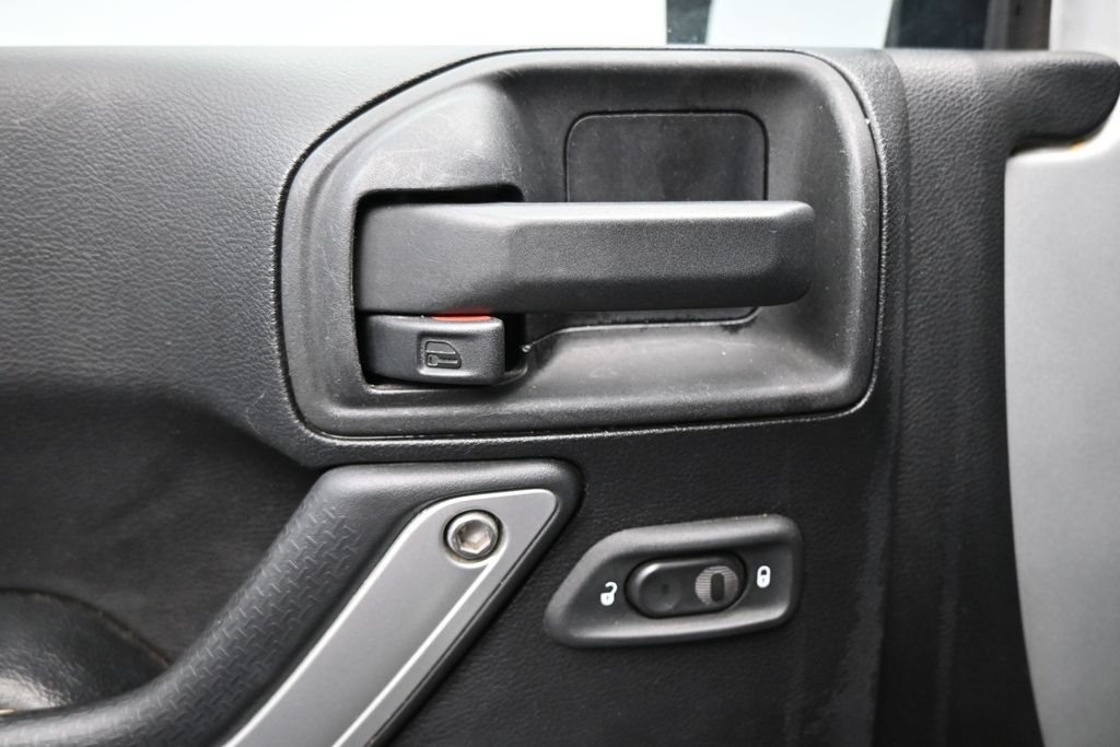 Used 2012 Jeep Wrangler Unlimited Rubicon AWD/4WD image 11