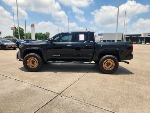 Certified 2025 Toyota Tacoma SR5 AWD/4WD image 4