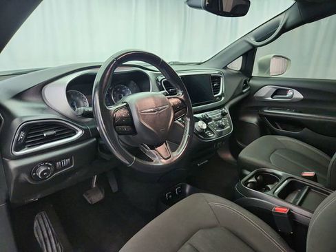 Used 2018 Chrysler Pacifica Touring Plus w/ S Appearance Package FWD image 9