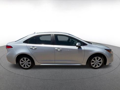 Used 2025 Nissan Versa SV FWD image 16
