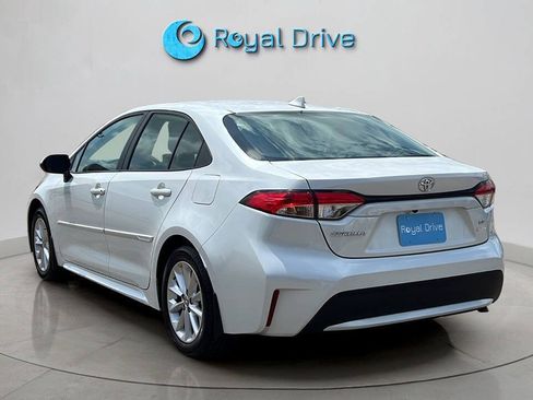 Used 2022 Toyota Corolla LE w/ LE Convenience Package FWD image 4
