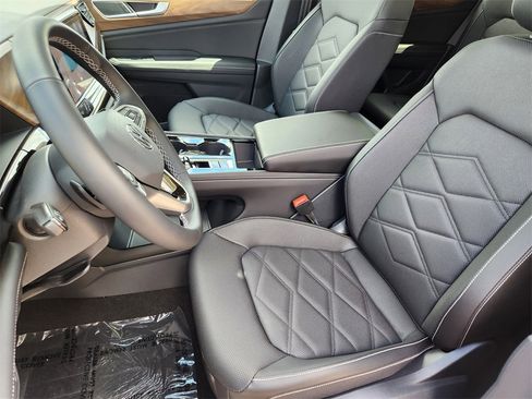 New 2025 Volkswagen Atlas SE image 4