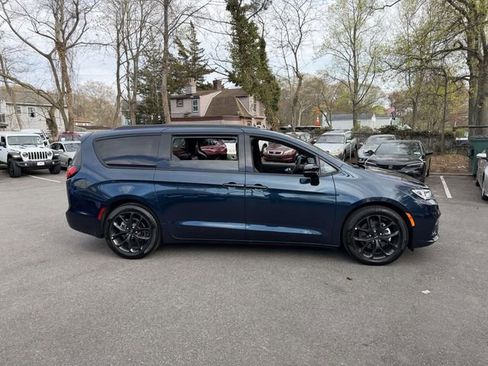Used 2025 Chrysler Pacifica Limited FWD image 8