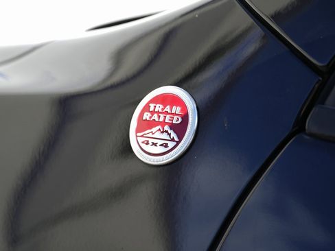 Used 2019 Jeep Cherokee Trailhawk w/ Cold Weather Group image 18