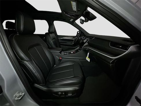 New 2025 Jeep Grand Cherokee Limited w/ Luxury Tech Group II image 32