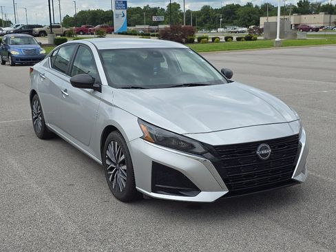 Used 2024 Nissan Altima 2.5 SV FWD image 1