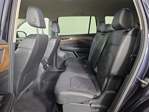 Used 2025 Volkswagen Atlas SE image 12