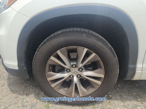 Used 2015 Toyota Highlander XLE FWD image 9