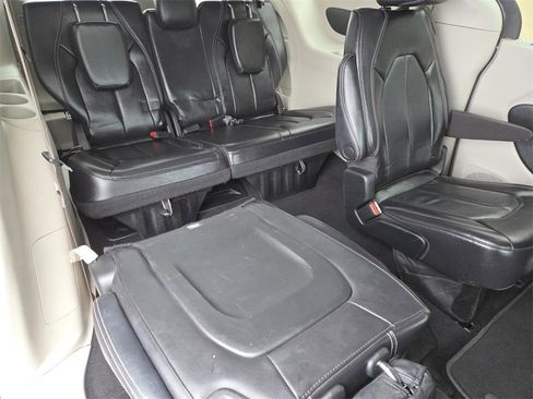 Used 2022 Chrysler Pacifica Touring-L image 19